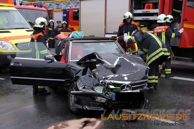 Hậu quả của vụ tai nạn là cả 3 người trên xe đều bị thương nặng, trong đó có tài xế lái xe Wiesmann MF4 GT 47 tuổi và cô gái lái chiếc Mercedes-Benz 560SL và người bạn đồng hành.